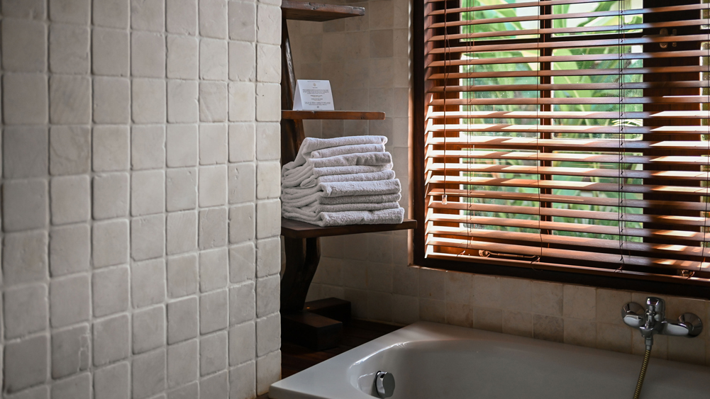 Villa San - Guest bedroom bathroom